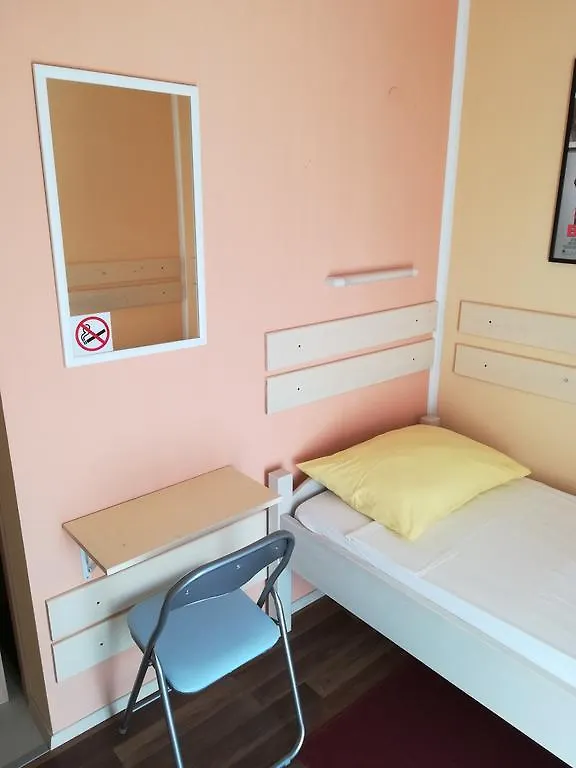 Cinema House Single & Double Rooms & Studio Apartments PUY 2*,