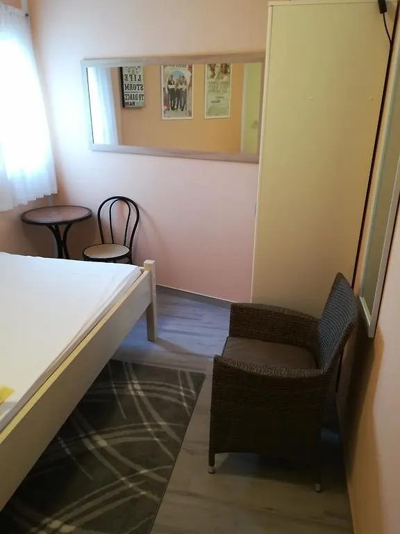 Cinema House Single & Double Rooms & Studio Apartments PUY